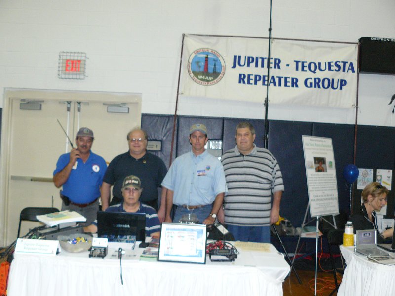 Jupiter Jubilee 1.JPG - Clockwise from Left: Bert - AG4BV, David - K4DLF, Kevin-W4JKJ, Jeff-WA4AW, Bob-KF2GQ at the 2009 Jupiter Jubilee.